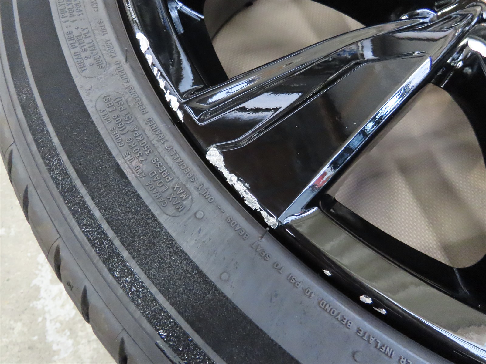 トヨタ：クラウンスポーツ・純正21インチアルミホイールの擦りキズ