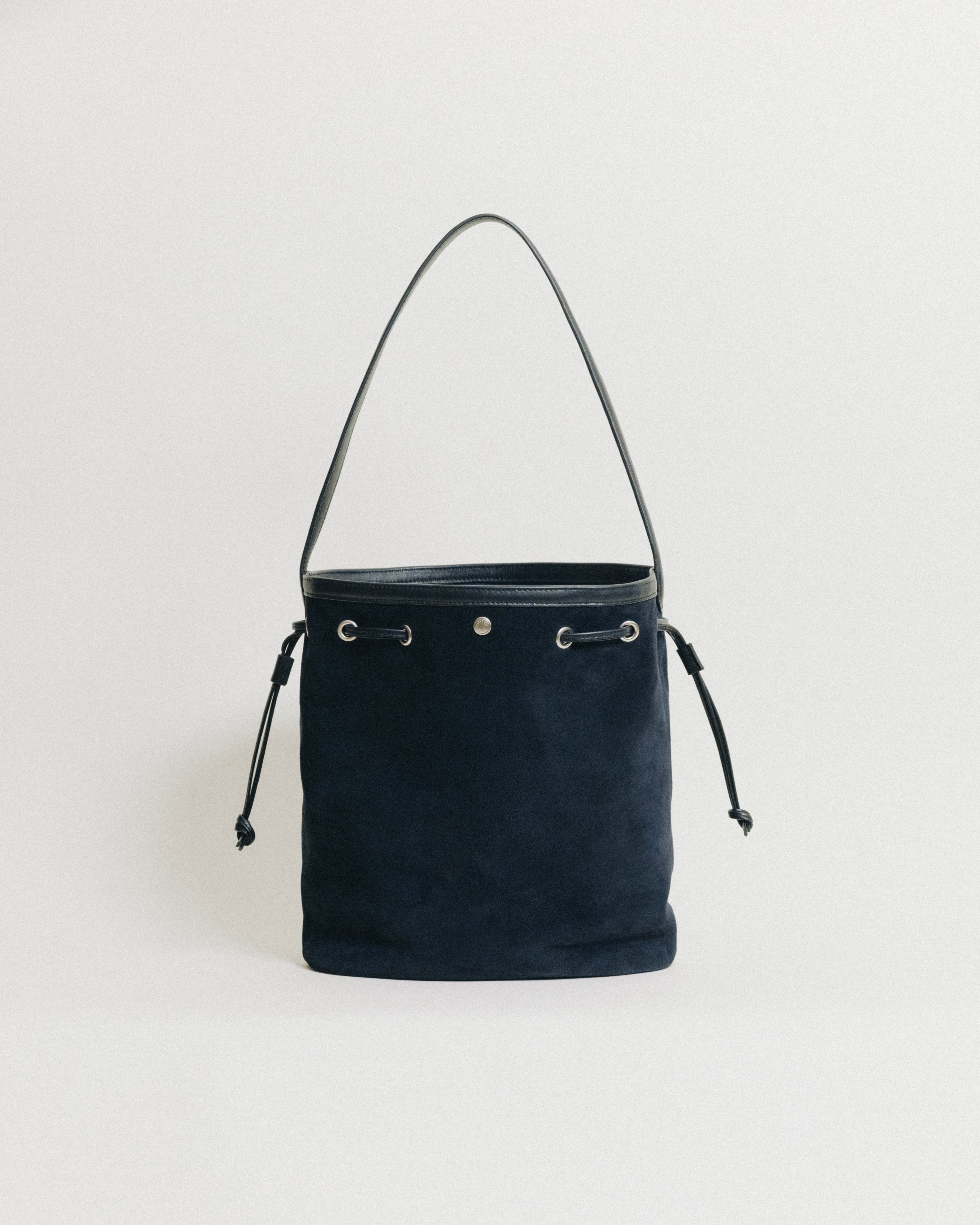 SAC COQUILLE BUCKET SUEDE NAVY – TOUT Y EST JP