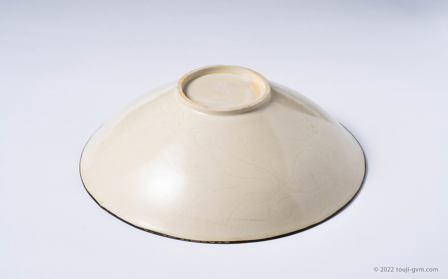 定窯 白磁印花草花文盤 – Ding ware Plate | 陶磁オンライン美術館ー