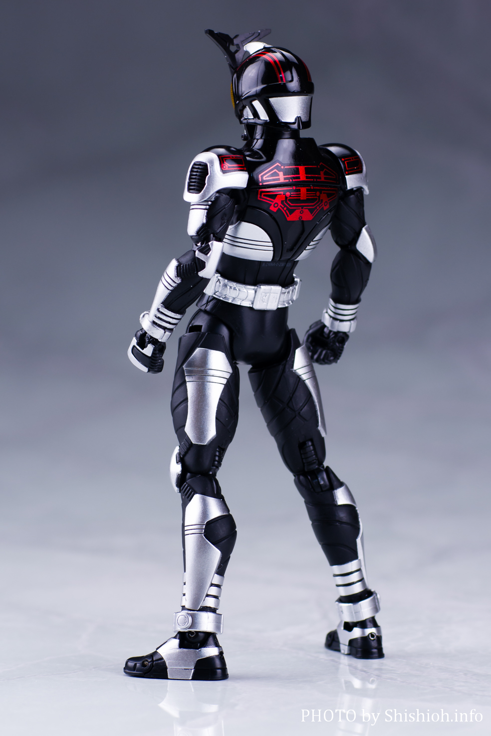 S.H.Figuarts（真骨彫製法）仮面ライダーダークカブト
