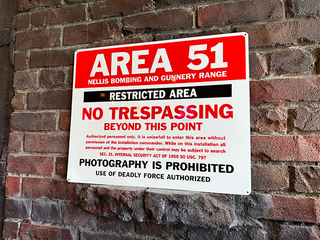 楽天市場】エリア51 警告看板 アルミサインボード （RESTRICTED AREA