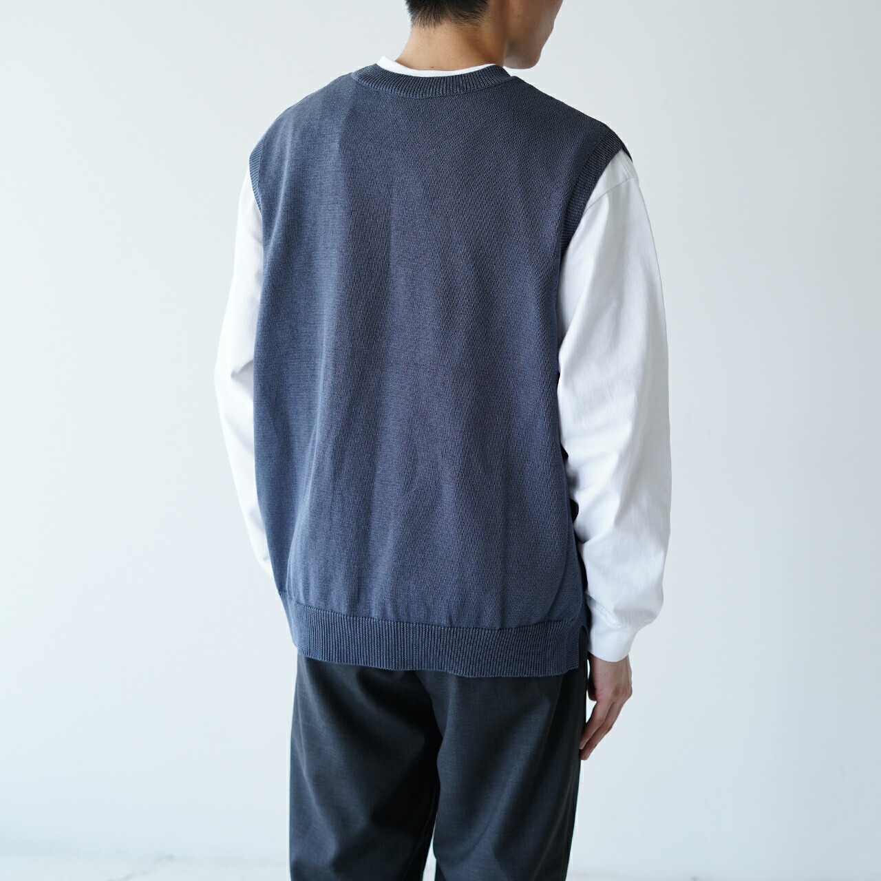 2025SS）STILL BY HAND CNクルーネックベスト