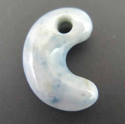 楽天市場】糸魚川翡翠 小滝入コン沢産 勾玉 ブルー 2.7g 証明書付