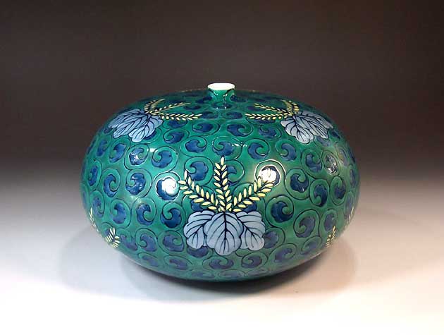 楽天市場】有田焼・伝統工芸・総手描き色鍋島様式唐草桐絵飾り花瓶陶芸