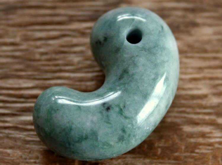 楽天市場】糸魚川翡翠勾玉 M02581SeaVer 作32mm*20mm*12mm : 糸魚川