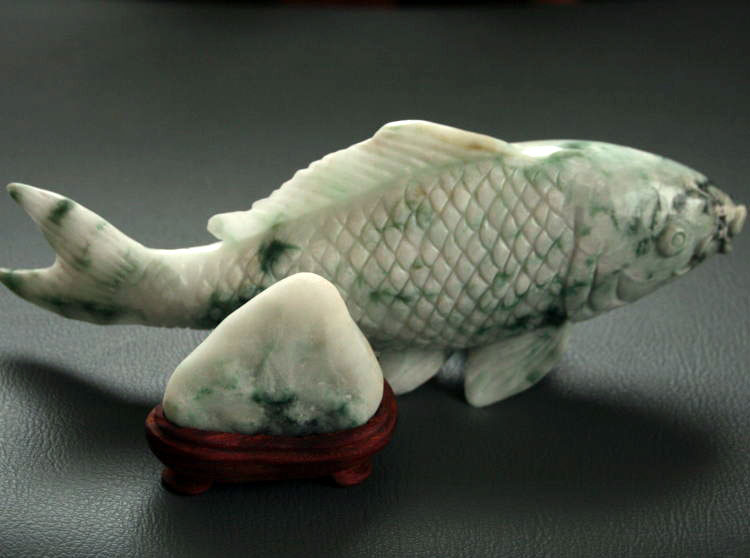 楽天市場】糸魚川翡翠彫刻（鯉）【翡翠原石付き】 C01137 200.5mm*86mm