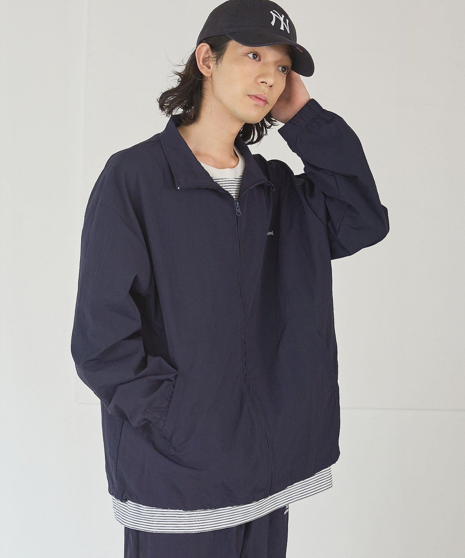 THE CASUAL｜刺繍ロゴワッシャーナイロンジップアップハイネック