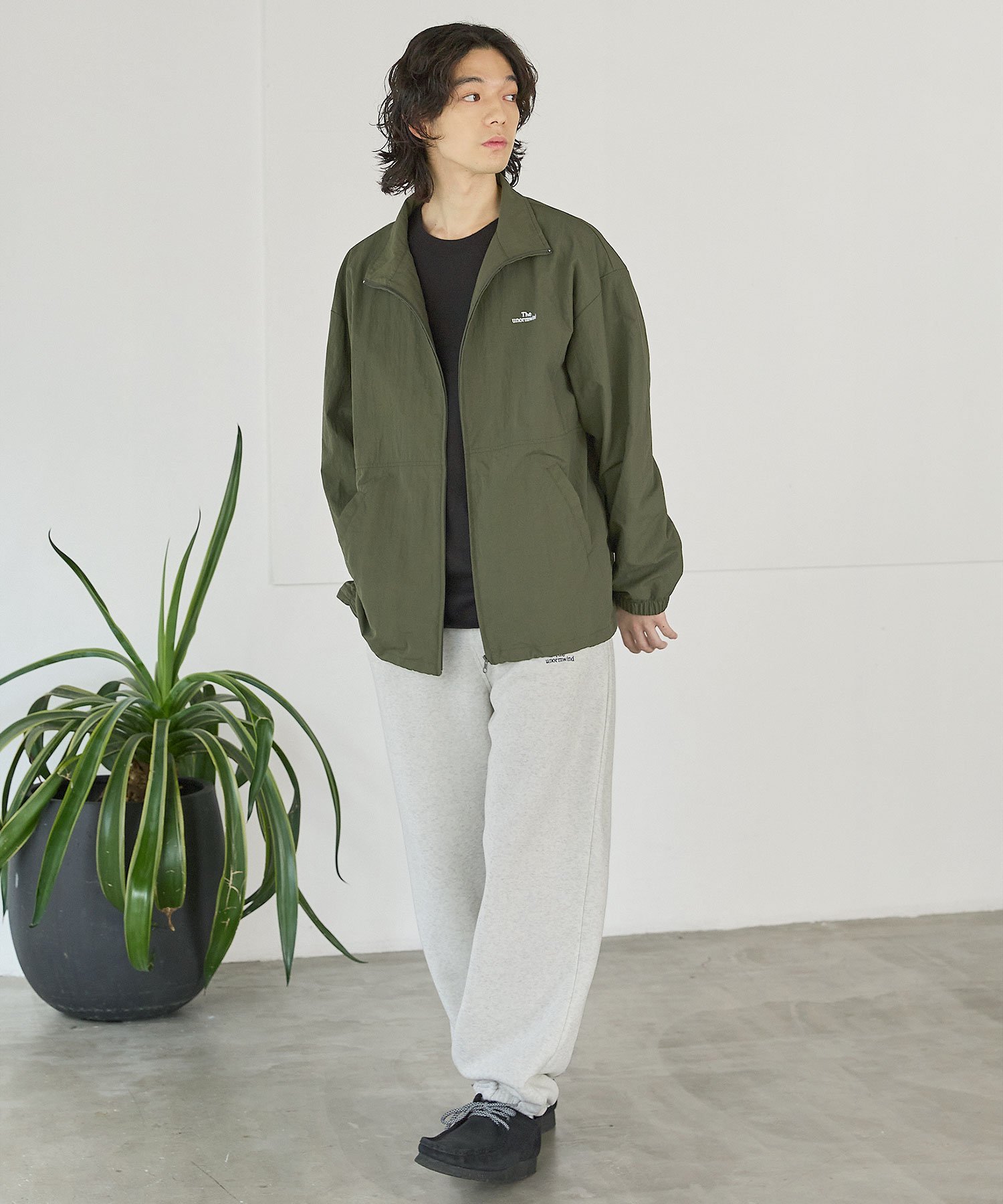 THE CASUAL｜刺繍ロゴワッシャーナイロンジップアップハイネック