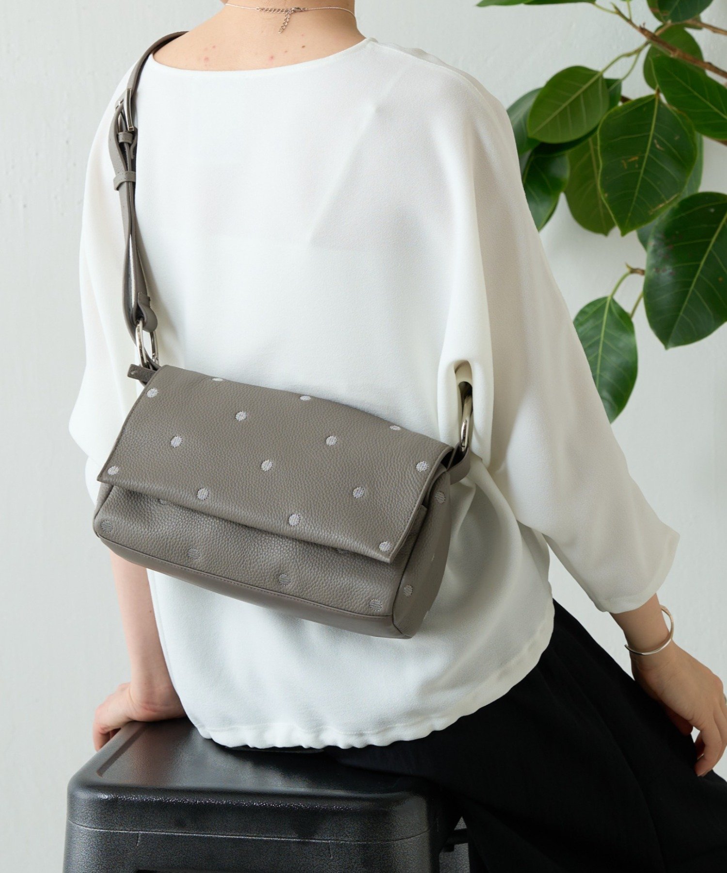 BEARDSLEY｜《本革》ドットボディバッグ | Rakuten Fashion(楽天