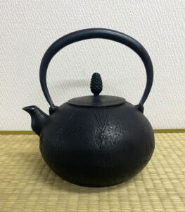 楽天市場】南部鉄器 鉄瓶 丸型松 1.5L 日本製 金気止め 南部鉄瓶 急須