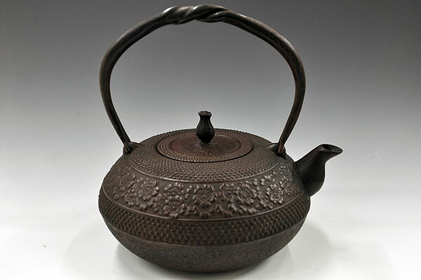 楽天市場】【送料無料】 南部鉄瓶【別製平丸型 帯桜】1.8リットル