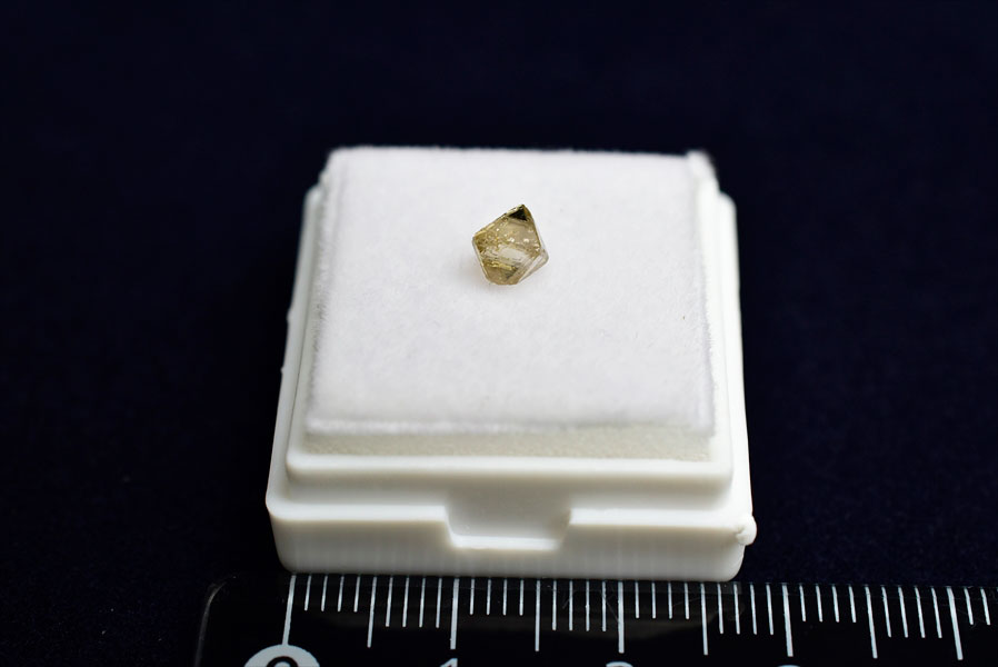 楽天市場】天然ダイヤモンド 蛍光ダイヤモンド 原石◇希少・蛍光ダイヤ