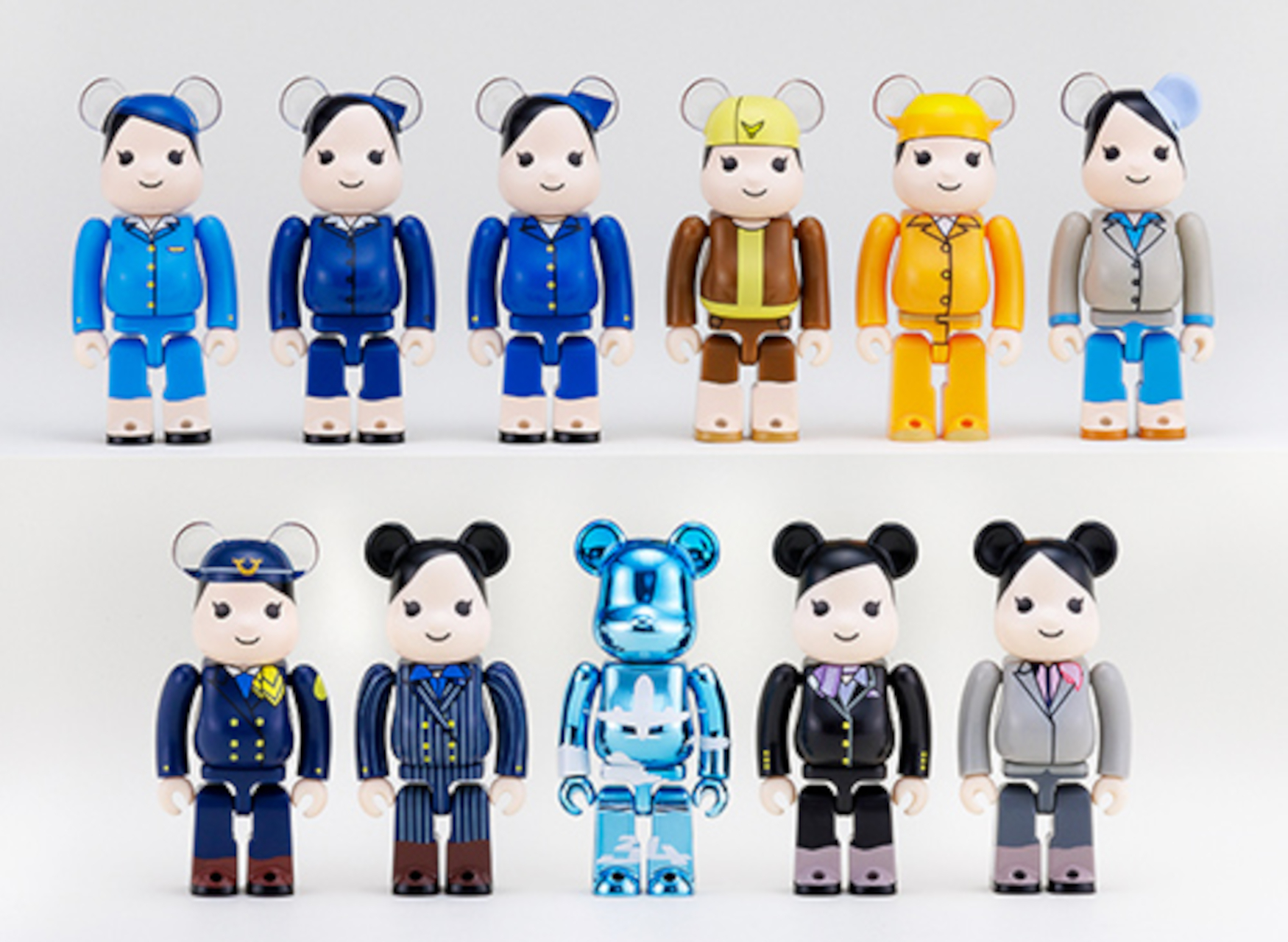 ANA、歴代CA制服と創立70周年記念ベアが11体セットになった「BE@RBRICK
