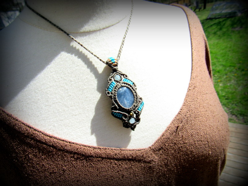 天然サファイア天然石ペンダント/ネックレス*マクラメ*原石*ハンドメイド