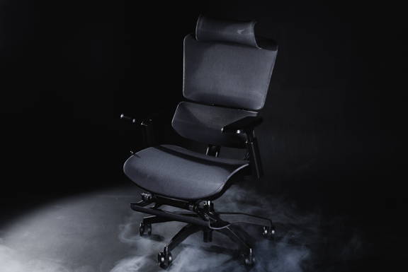 人間工学に基づいて作られた、姿勢を保つ超集中ワークチェア