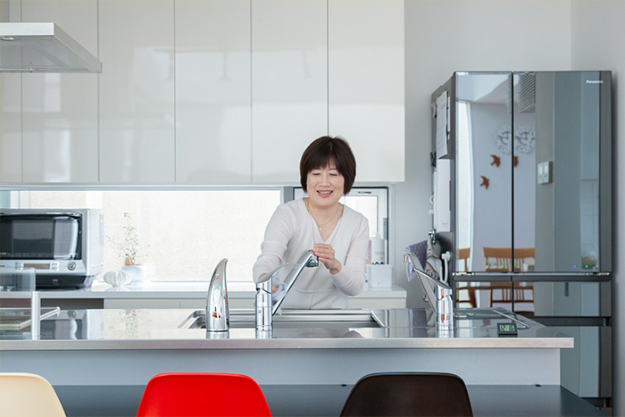 死んでも床にモノを置かない』著者、須藤昌子さんのモーニング