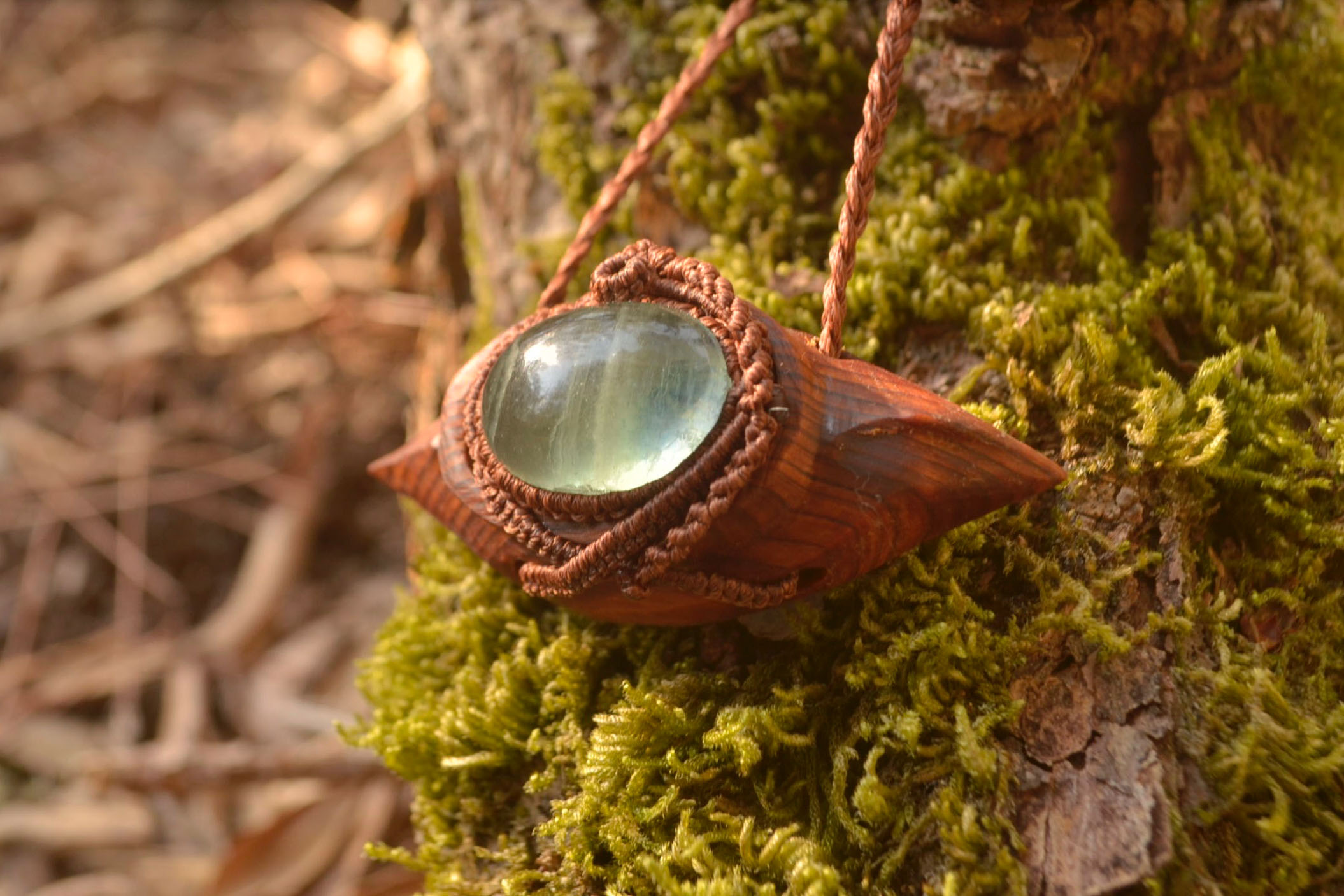 手作業でしか生み出せない、暖かみ。フェアリーなデザインが魅力の