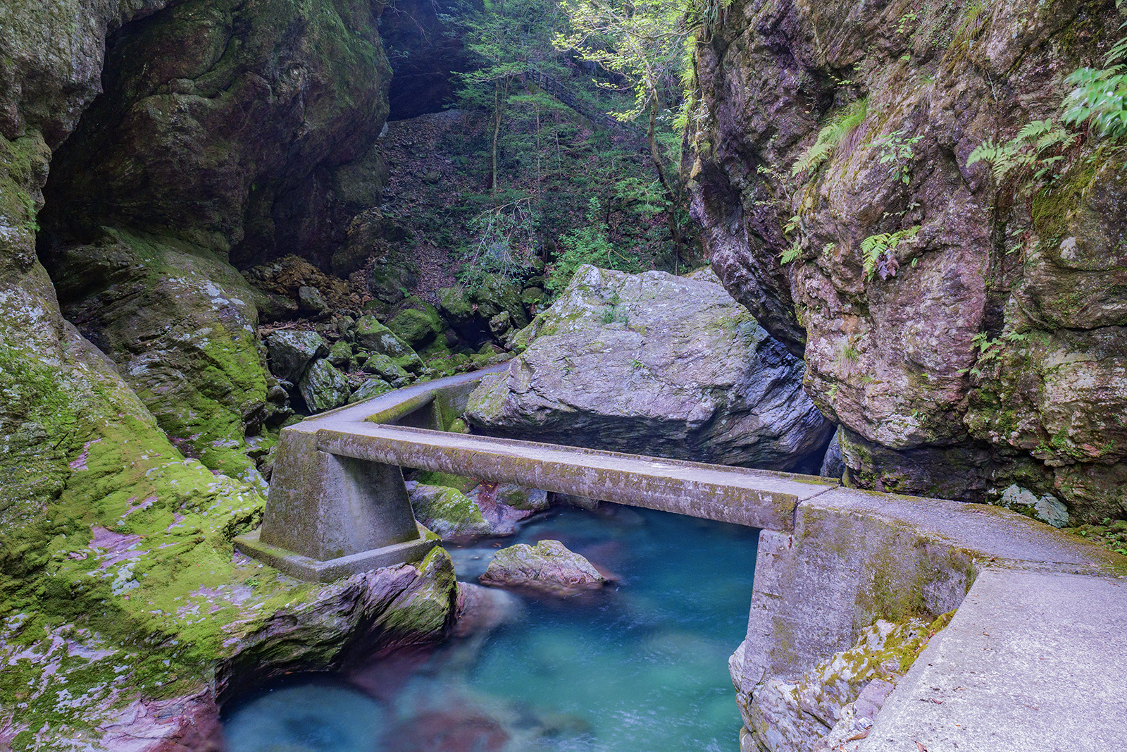 仁淀ブルー”の代表的スポット「中津渓谷」簡単にアクセスできる秘境