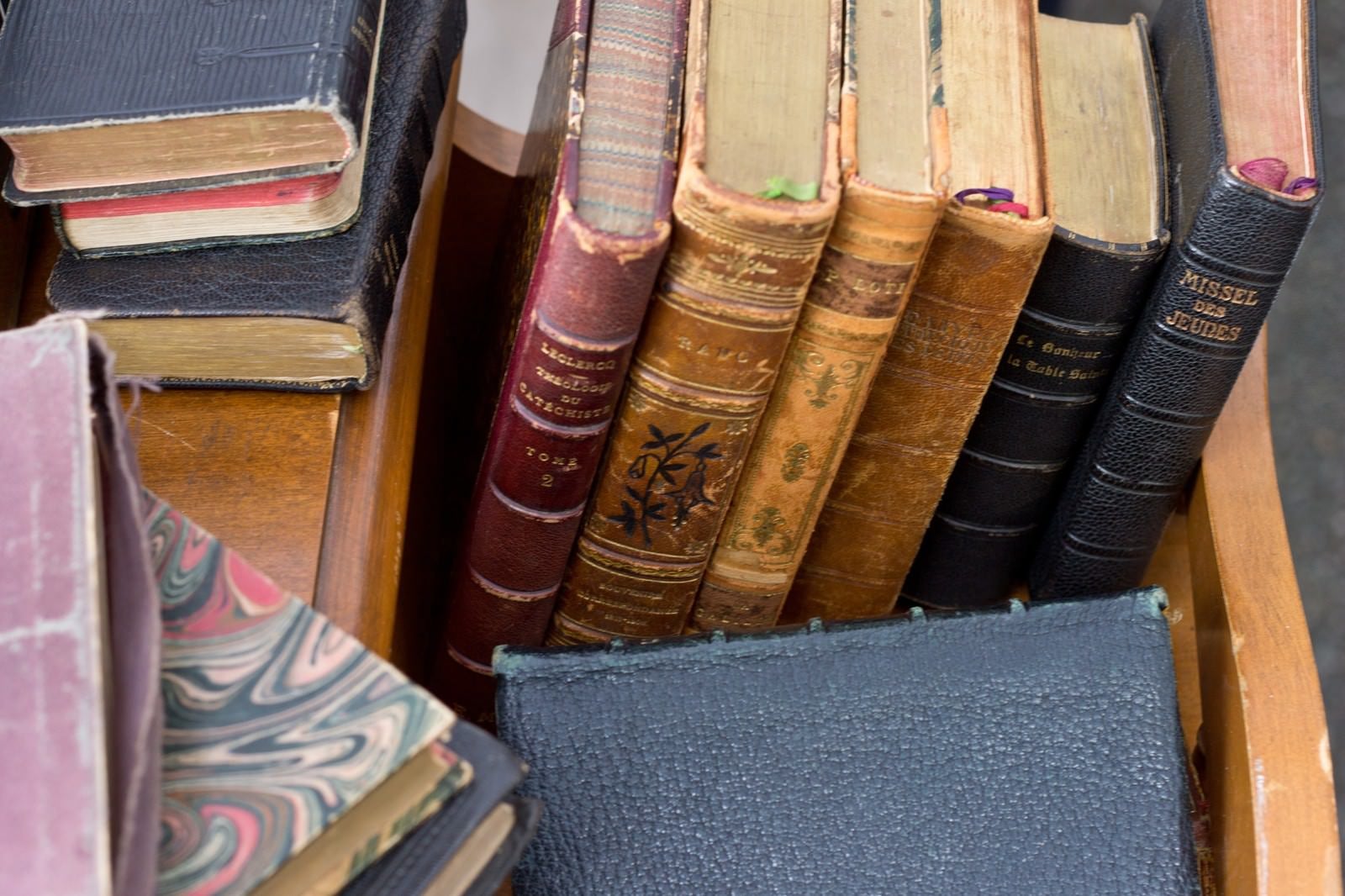 箱に積まれた革装丁の洋書、背表紙の金文字 - ぱくたそ