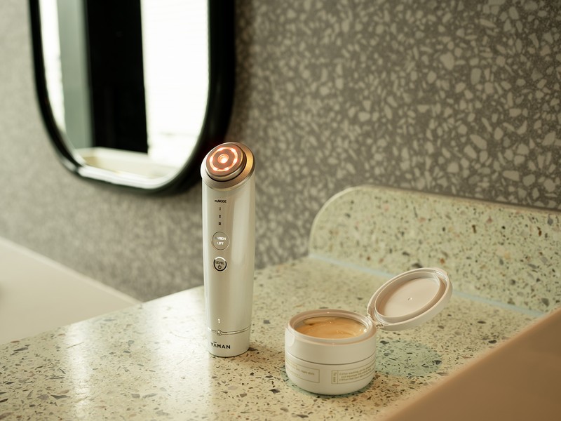 AIで美しい顔に!? ヤーマンの「HAKEI」で美顔器デビュー