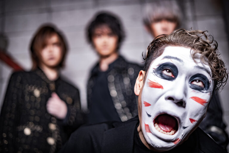 ゴールデンボンバー、20周年アリーナライブDVDリリース＆「新作