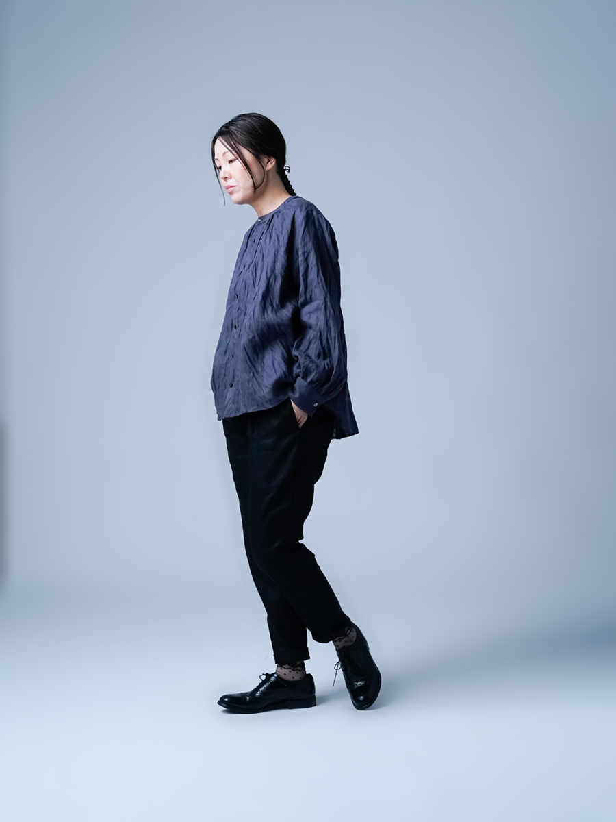 リネンシャツ】余白の美を纏う 極上リネンの洗練ノーカラーシャツ ／ 藍墨
