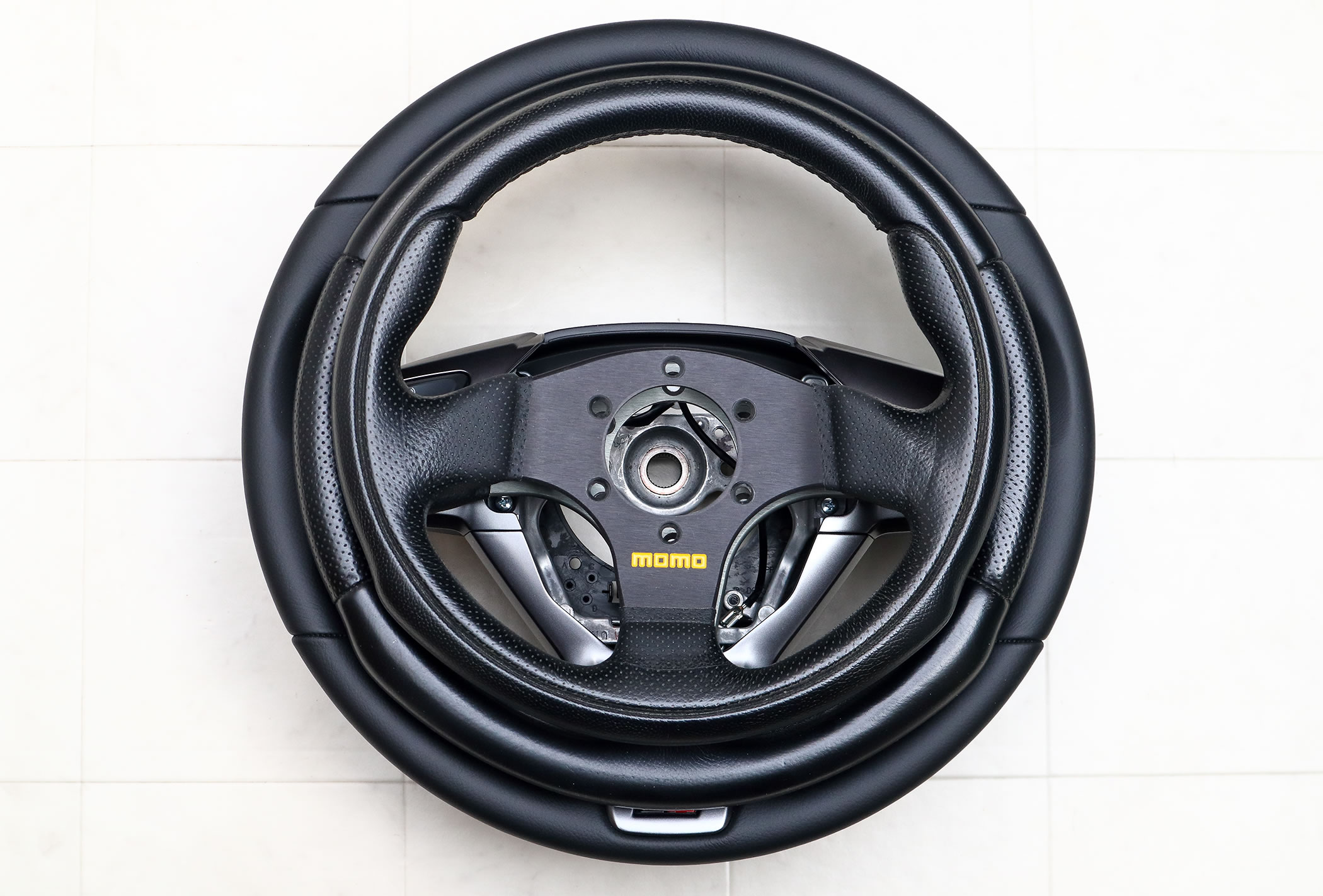 momo ステアリング・ハンドル本体 3本スポーク GRコペンに使用ボス