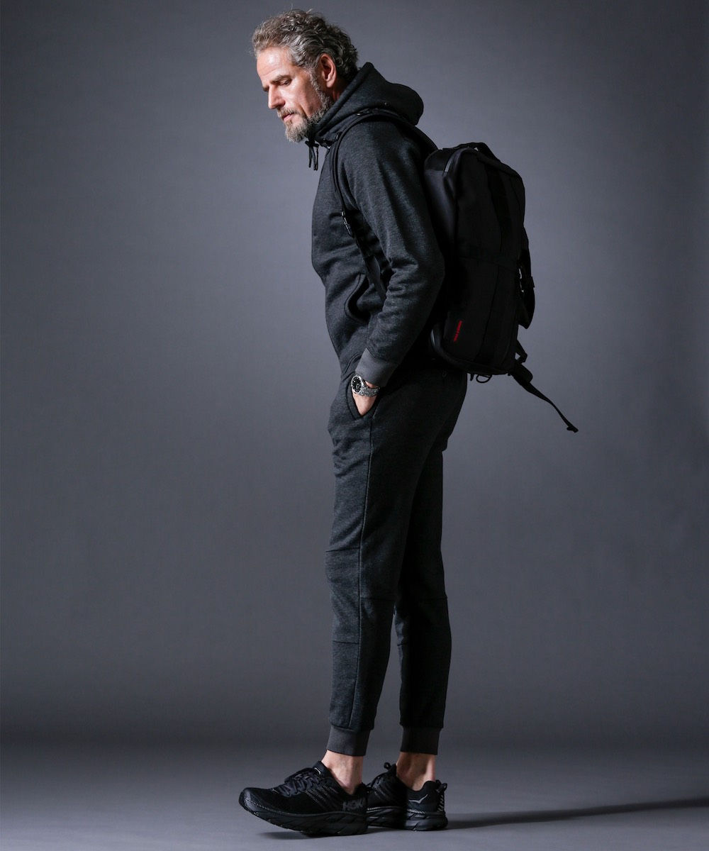 ブリーフィングが手掛けた、大人の色気ただよう機能美ウエア