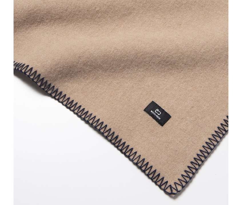 希少なウールを贅沢に使用したウールリッチの新作ケープで、プラスαの