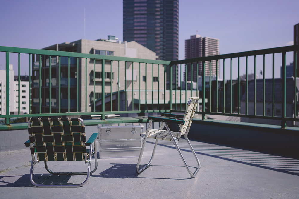 ナイロンウェビングをまとったUSメイドのローンチェアが、PFS別注