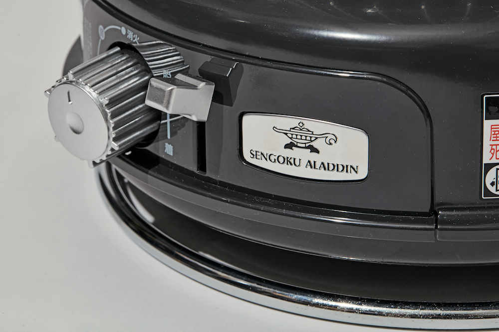 センゴクアラジンの人気ポータブルガスストーブを、ツヤ感のあるグレー