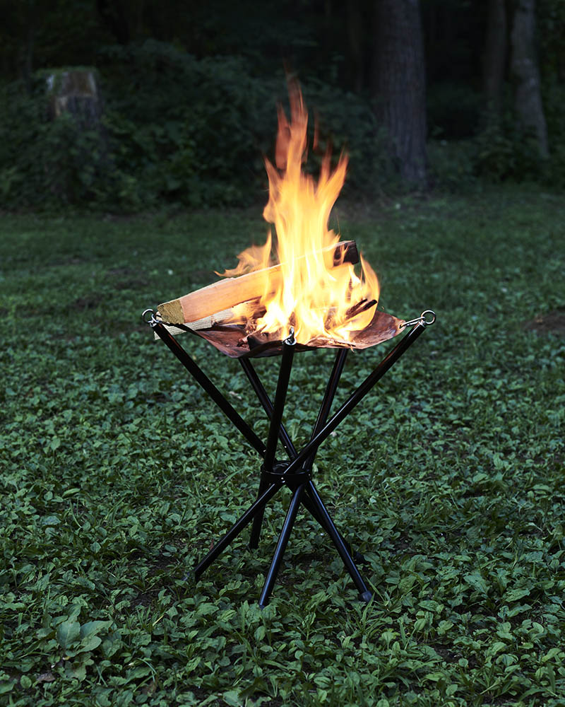 ムラコの新型焚き火台は、地上高50cmの星型シルエット火床が存在感