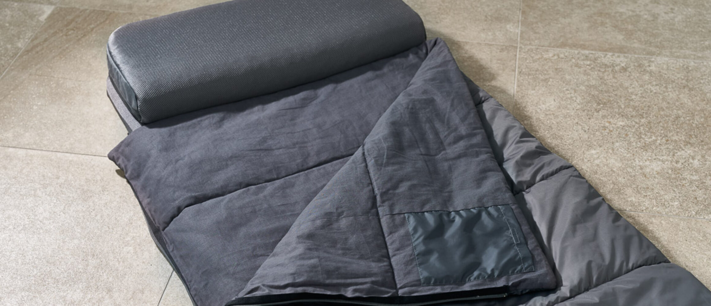 寝心地にこだわったミニマムな折りたたみ寝具。自宅はもちろんキャンプ
