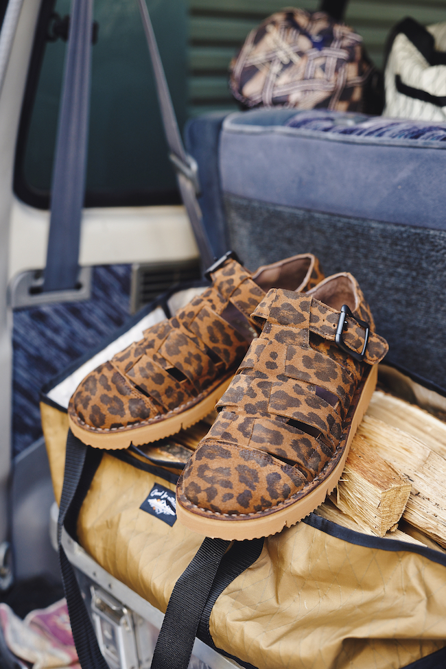 クラシックなサンダルを別注のヒョウ柄使いとソールでモダナイズ。夏は