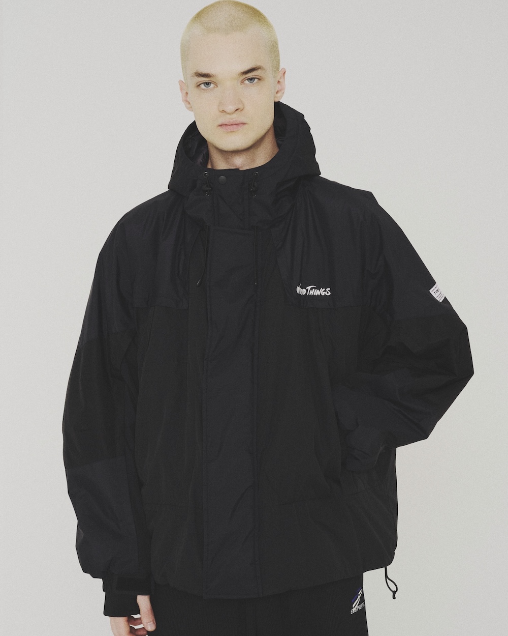 ミリタリーなムードが漂う。ワイルドシングスの名作アウターをアーバン