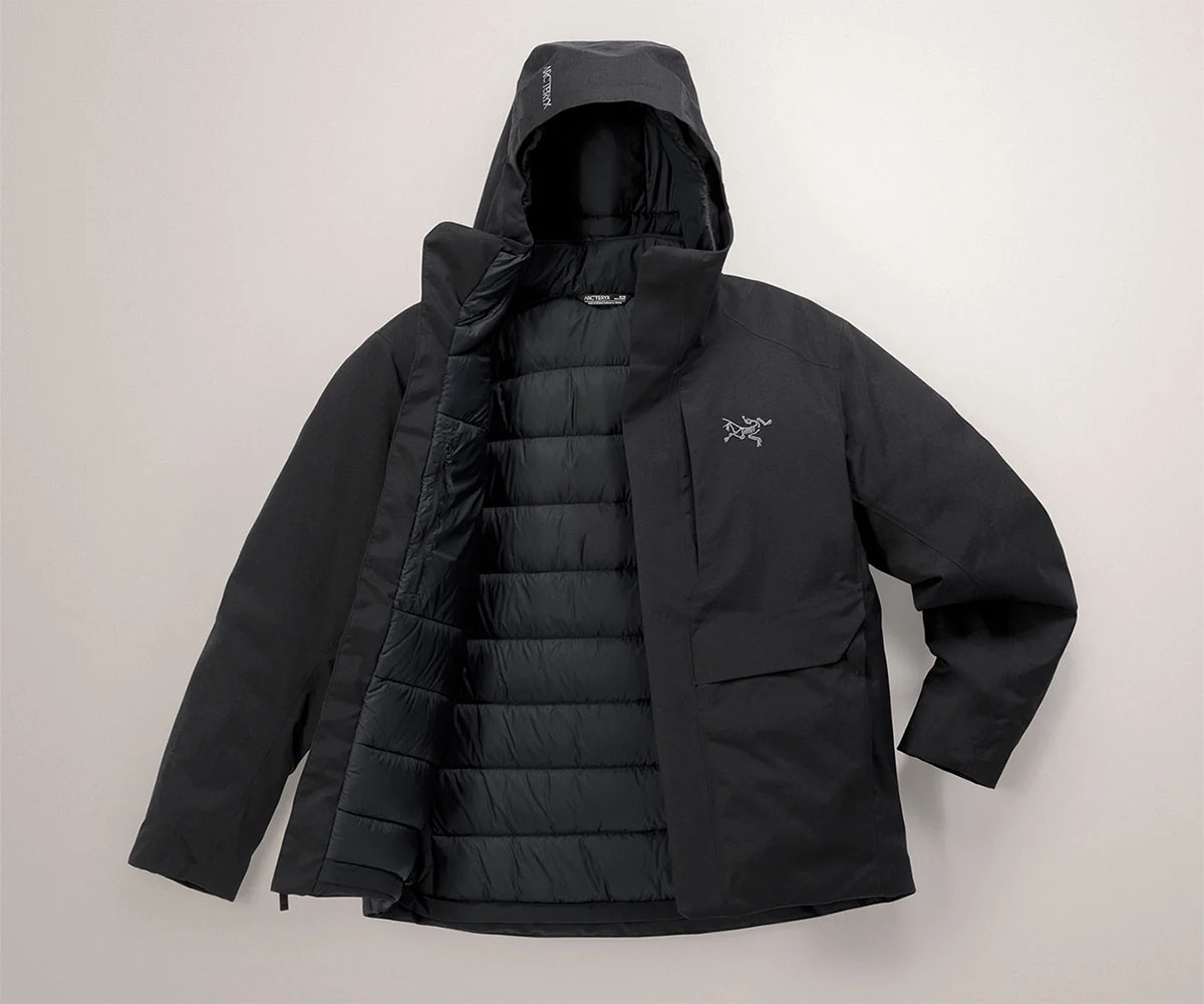 アークテリクスから“ダウン見え”しない都会派の防水ダウンジャケット