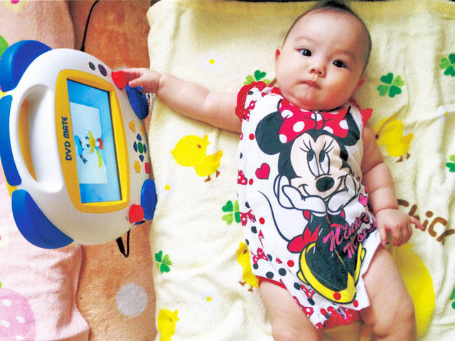 バイバイを覚えました｜【公式】「ディズニー英語システム」（DWE