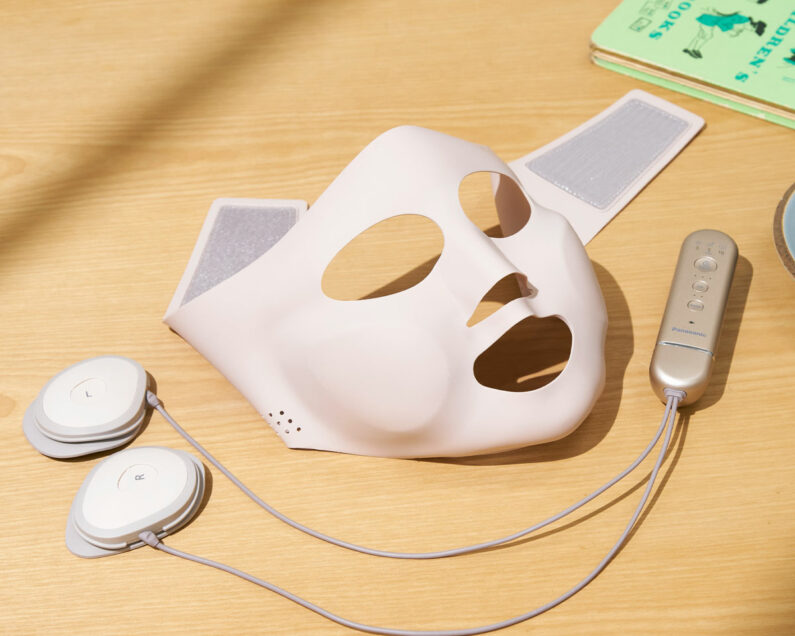 パナソニックのマスク型イオン美顔器があれば、“ながら美容”でも