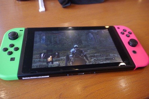 人は電車の中で「DARK SOULS REMASTERED」を遊んで心が折れずに済む