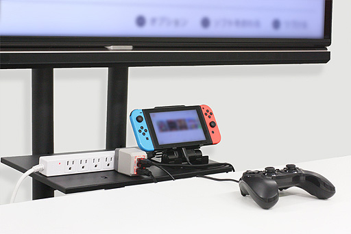 Switchのドック機能を内蔵したACアダプター。持ち運びに便利そうな