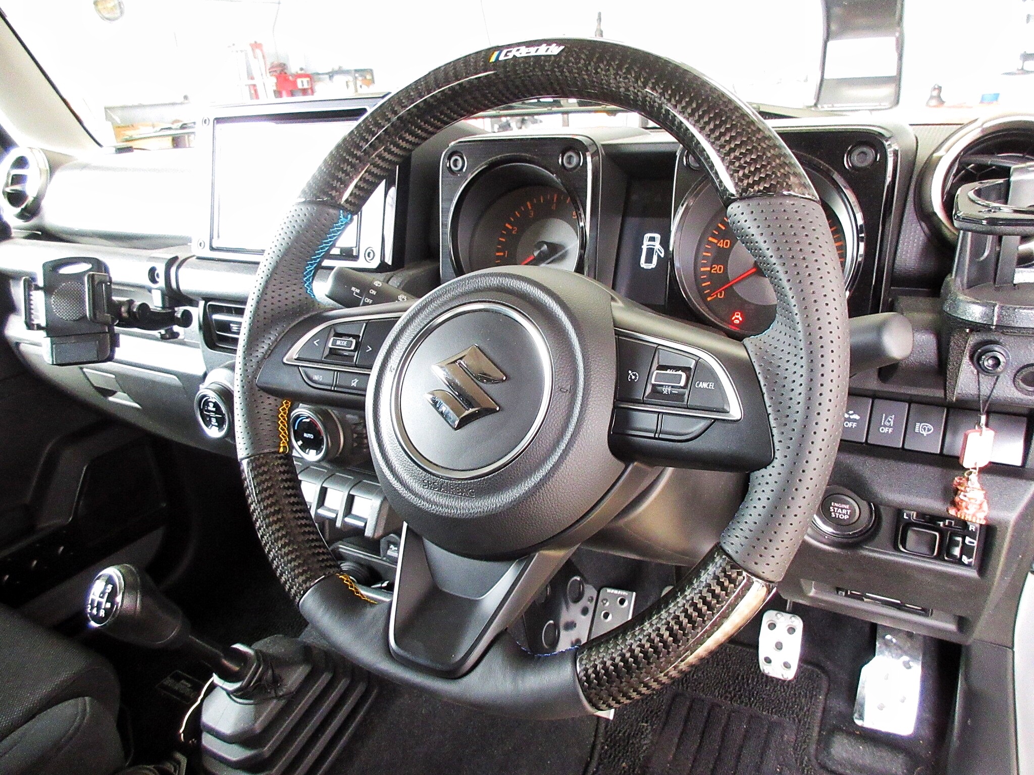 カーボンと3色ステッチの組み合わせに心奪われました！新型ジムニー