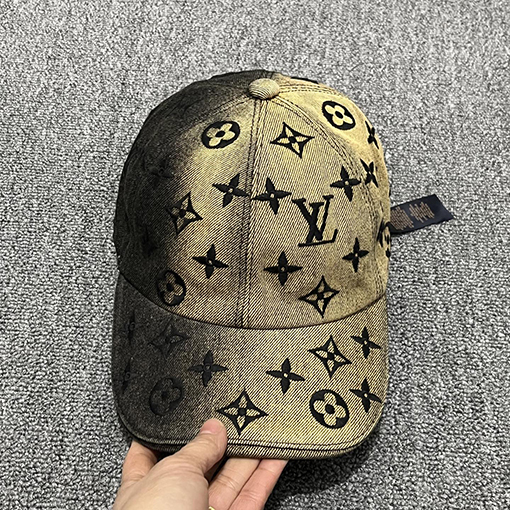 ルイヴィトン クラシックなモノグラムのベースボールキャップ 8,580円