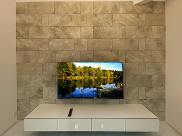 広い間取りにシャープアクオス 60インチテレビ(4T-C60AN1)を壁掛け