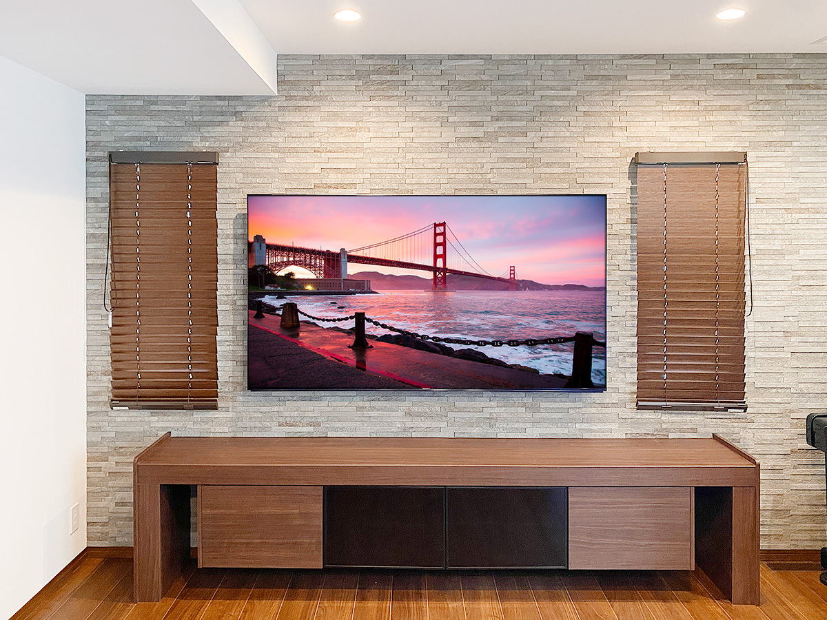 東京都多摩市でエコカラット(ディニタ)が張られた壁にソニーブラビア75