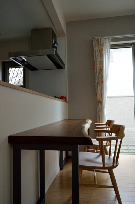 モンキーポッド一枚板のカウンターテーブル｜神戸市邸