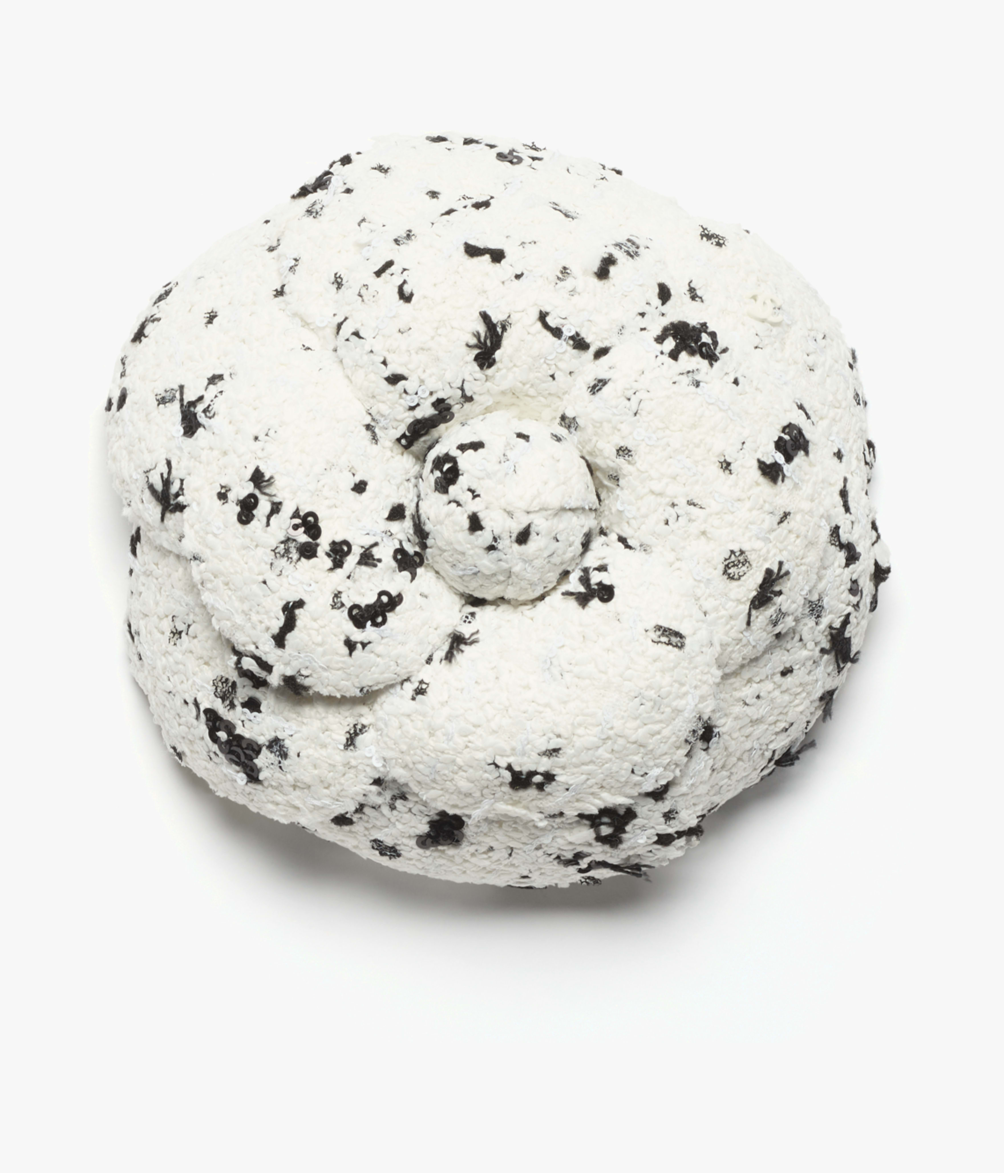 カメリア モチーフ ブローチ - ツイード、ホワイト & ブラック