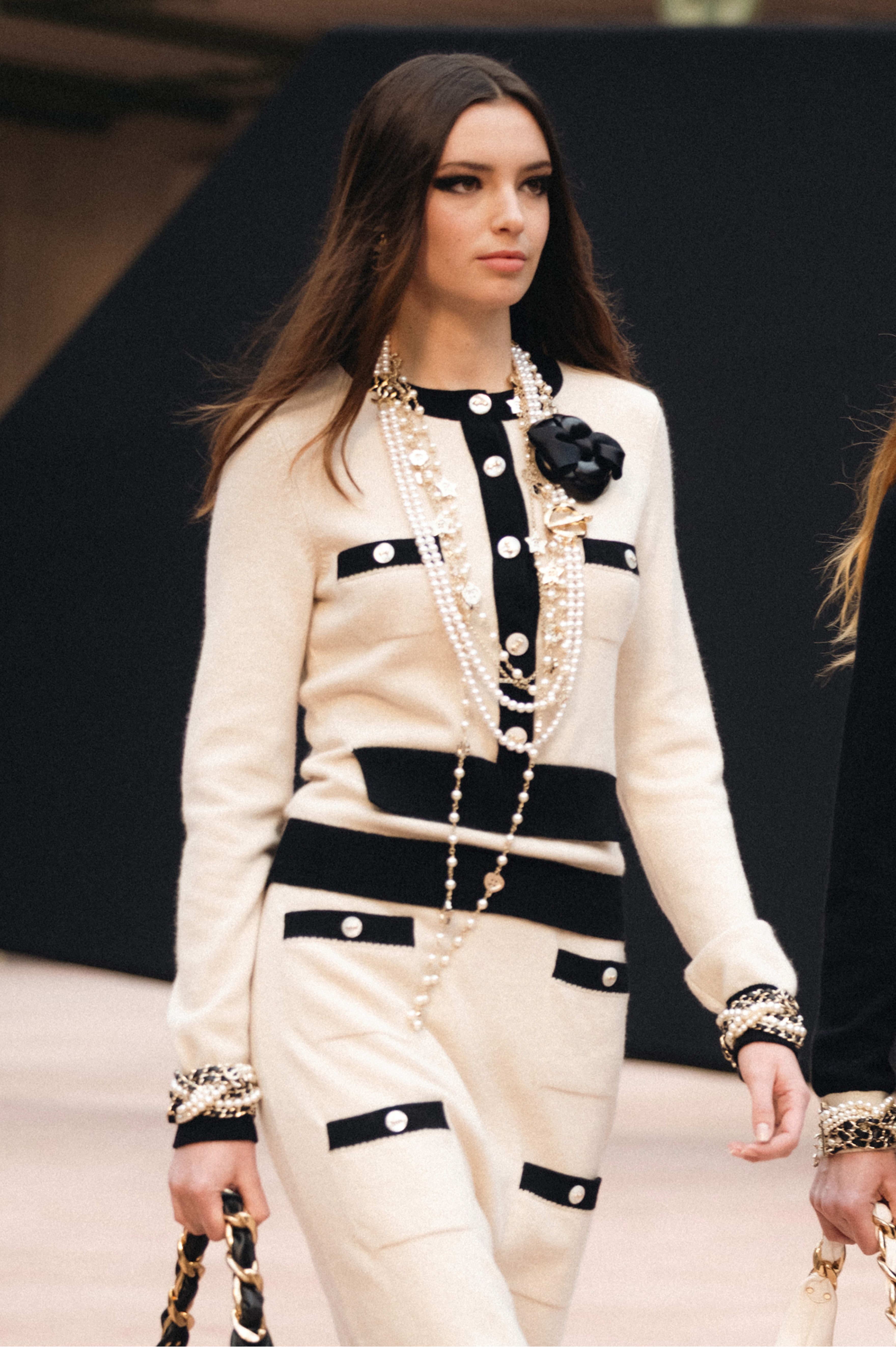 プルオーバー - カシミヤ、ベージュ & ブラック — ファッション