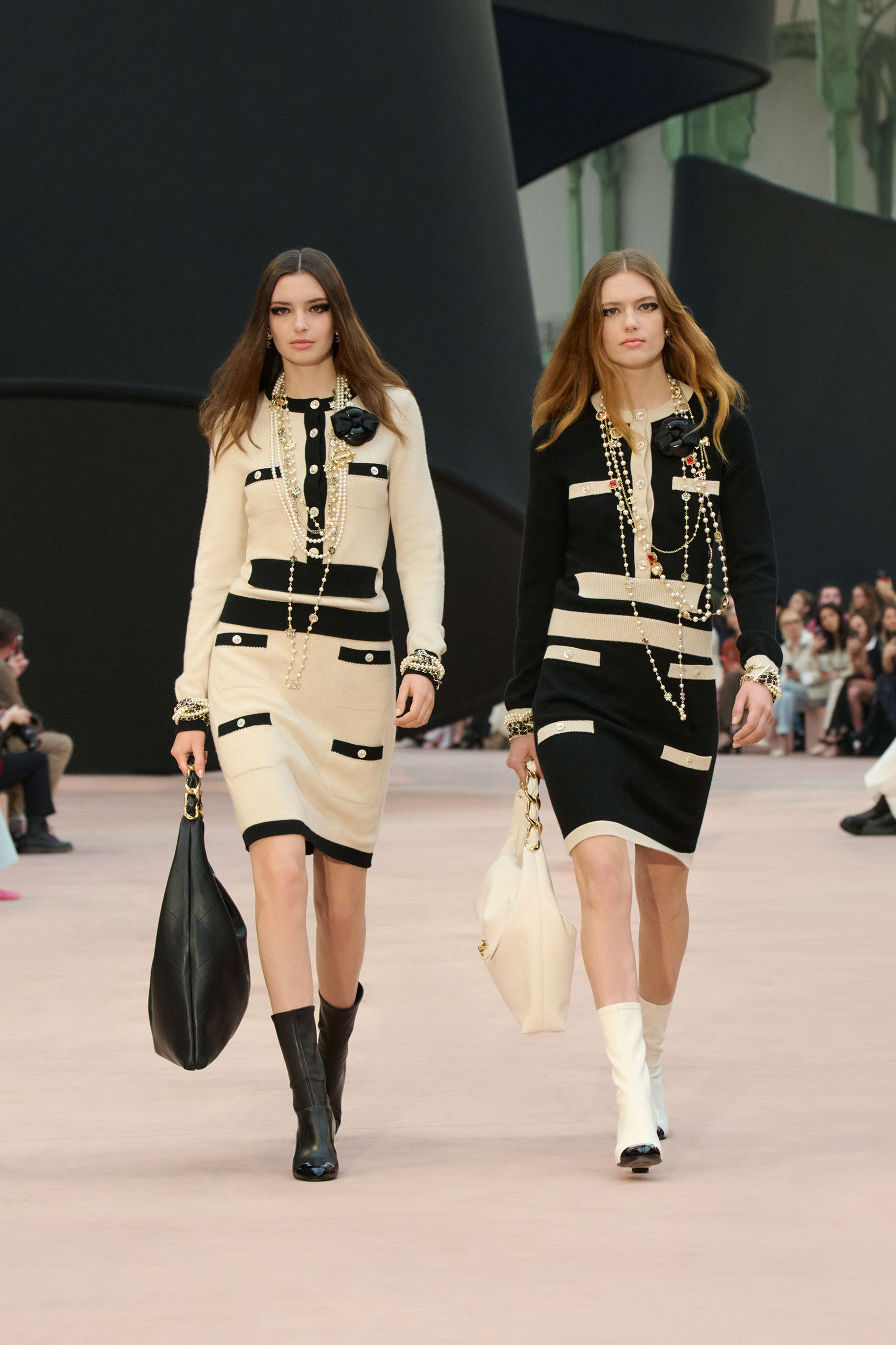 プルオーバー - カシミヤ、ベージュ & ブラック — ファッション