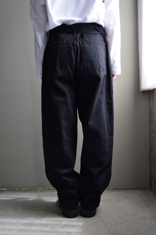 COMOLI (コモリ) ブラックデニム ベルテッドパンツ [BLACK]