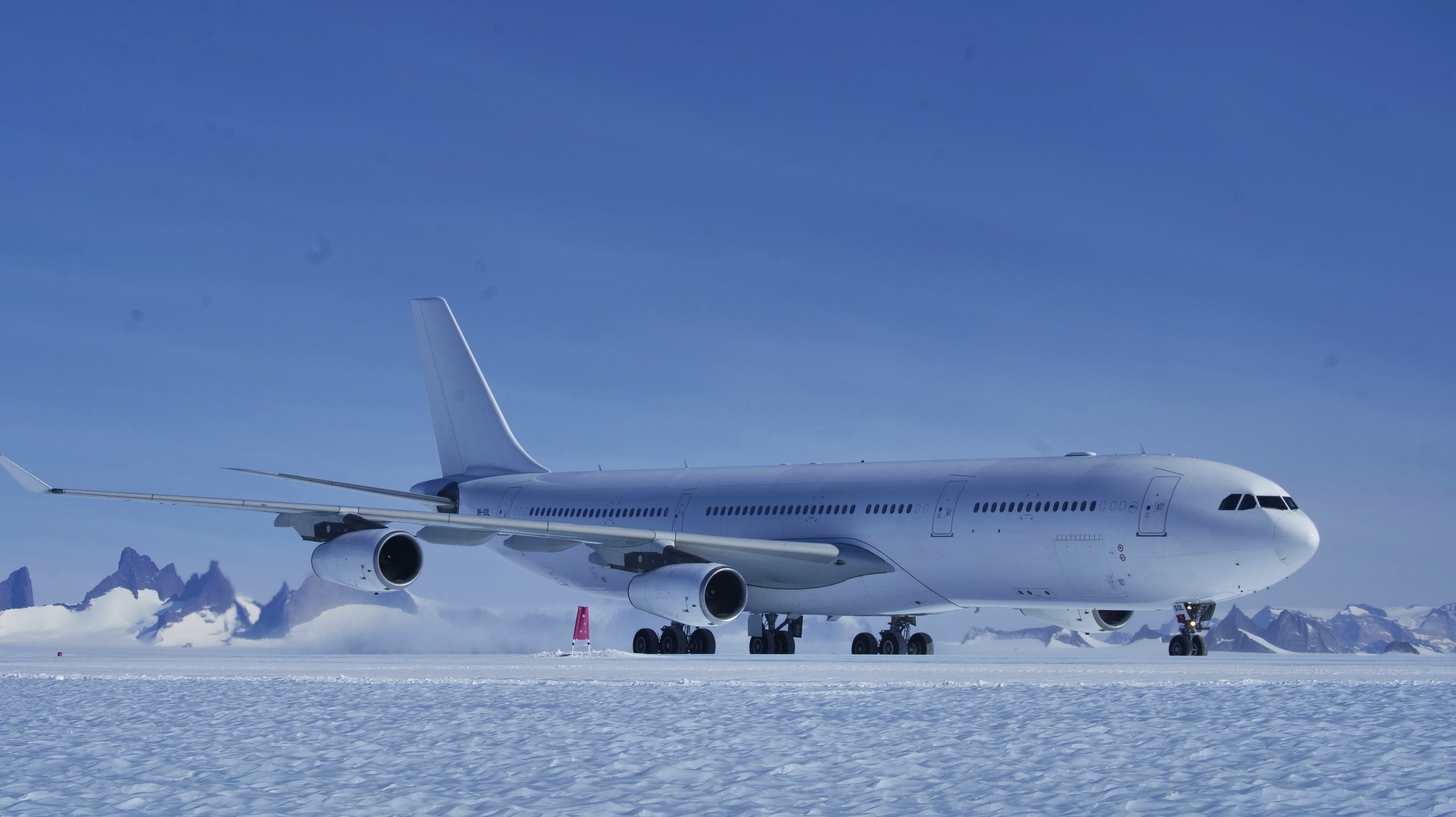 ホワイトデザート社の使用機材 | 南極旅行のクルーズ・ツアー・観光